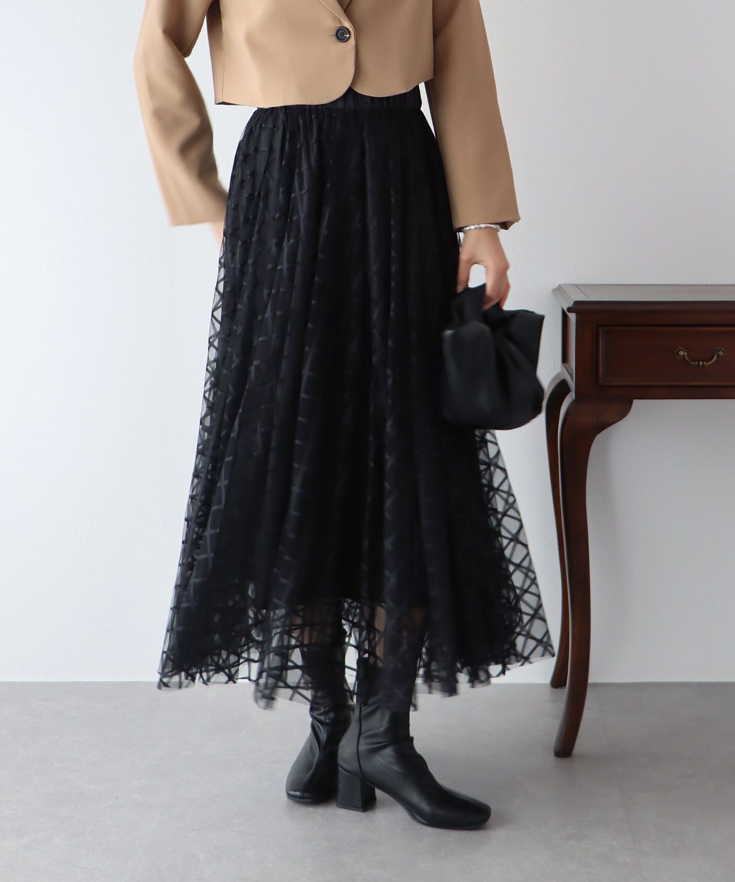 日本 BLUE EAST - 優雅格紋修身紗裙-簡約黑