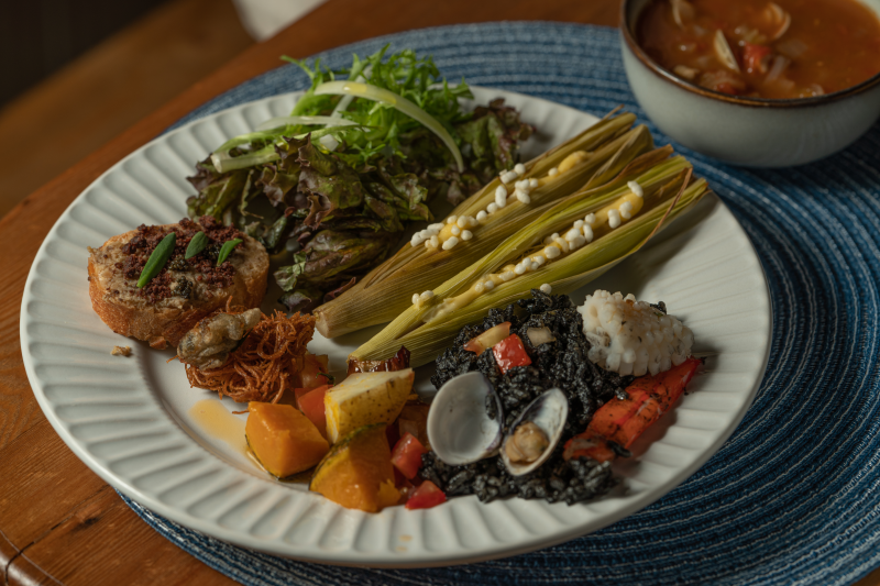 蟬說: 夕陽漫漫 Slowly Sunset Glamping - 平日入住-[豪華露營 5 米水滴帳]/四人房兩大床一泊二食再贈下午茶-12歲(含)以下孩童免費兩位可共食-優惠效期至 2024/01/31