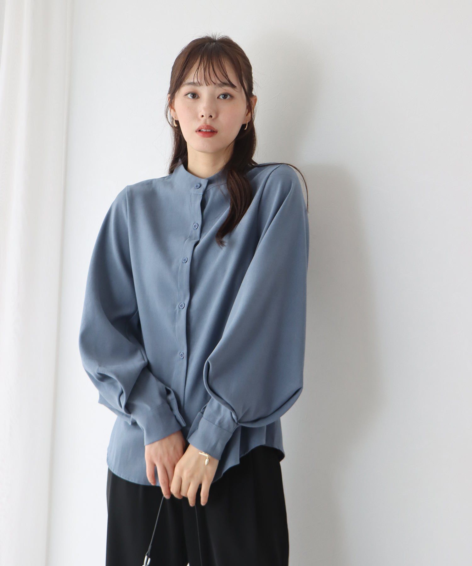 日本 BLUE EAST - 知性小立領氣球長袖襯衫-淺粉