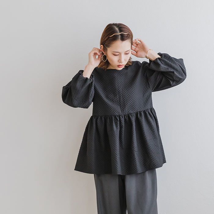 日本 ihuu - 甜美腰線壓紋後綁帶長袖上衣-黑