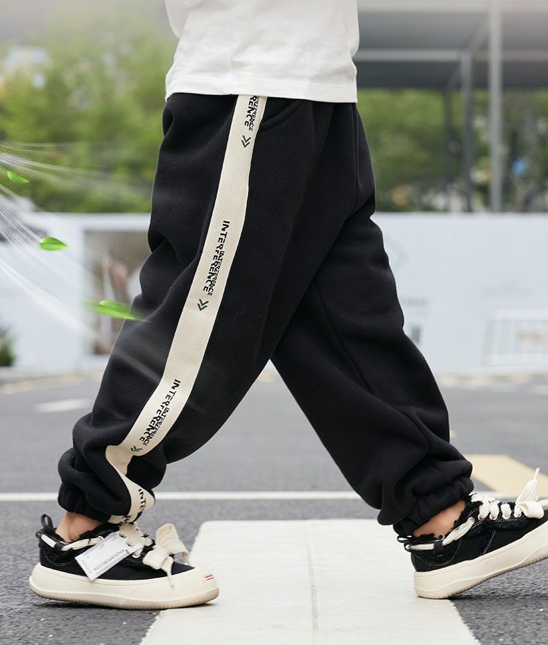 加絨腰鬆緊休閒保暖束口長褲-側邊幾何亂碼-黑色