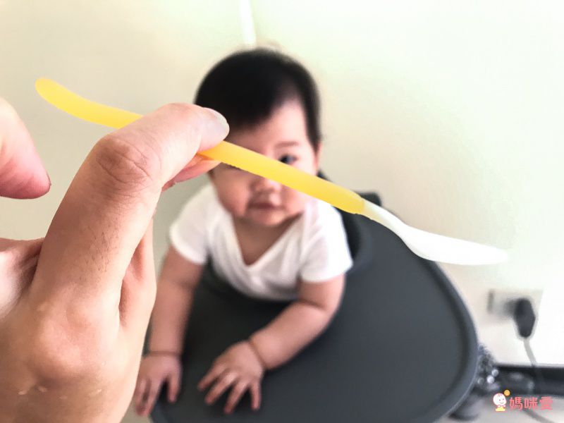 媽咪餵飯神器♡【日本 Combi】離乳餐具、圍兜！