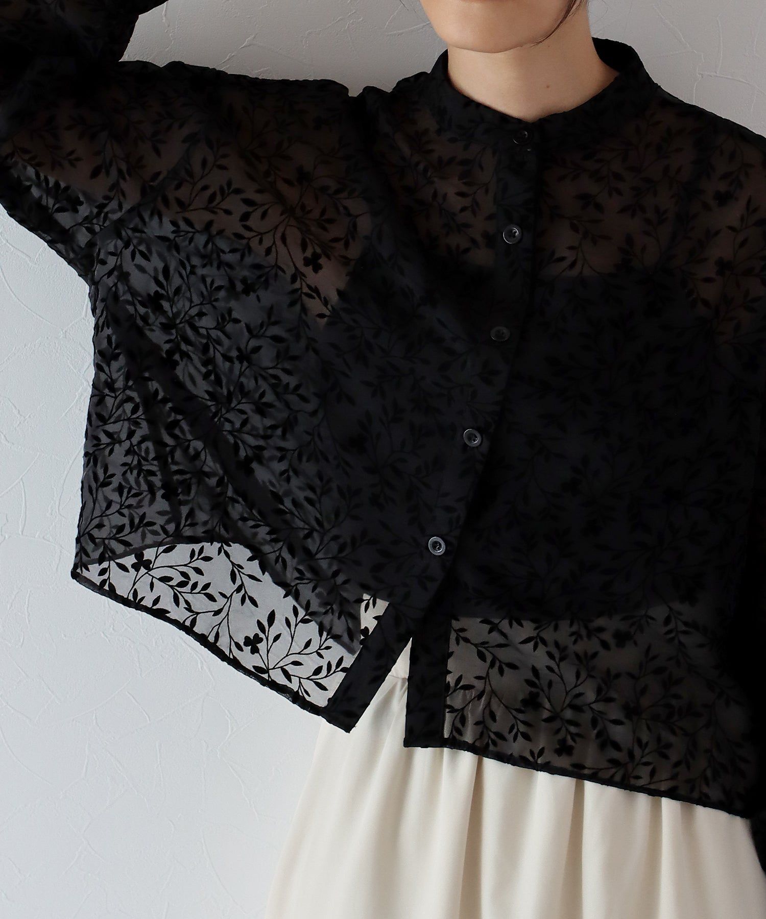 日本 BLUE EAST - 優雅透感植物紋長袖襯衫-黑