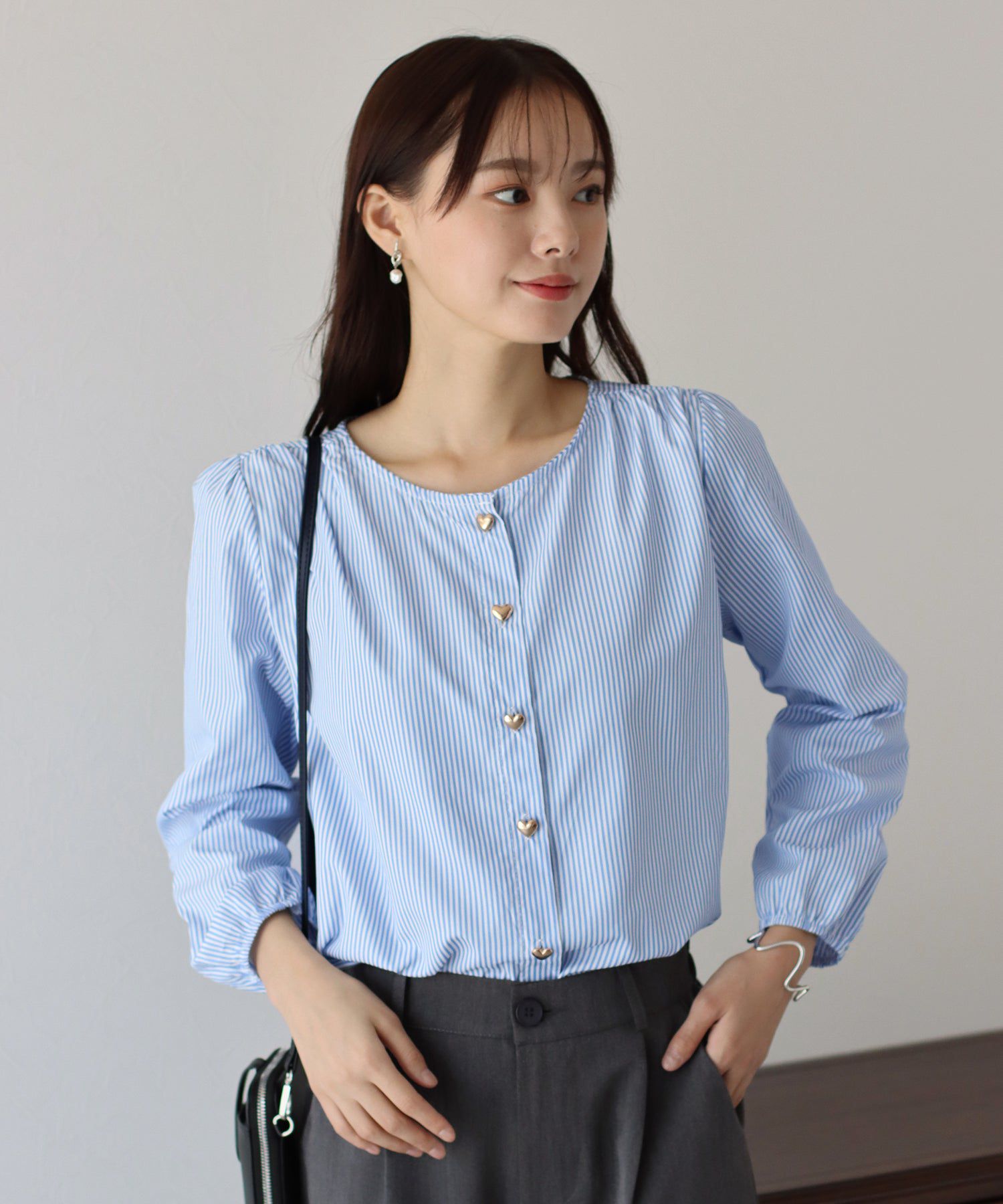 日本 BLUE EAST - 圓領金色愛心長袖襯衫-卡其