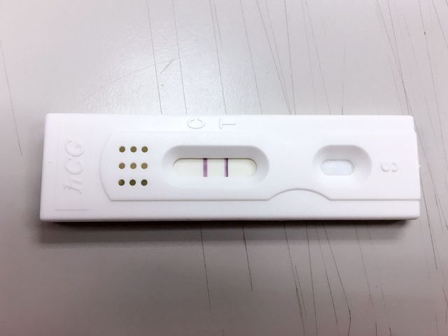 我一驗就超明顯的⋯⋯ 這大概是經期遲來的第五天驗的！