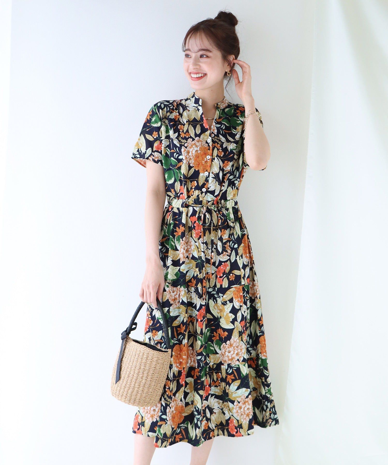 日本 BLUE EAST - 氣質小V領排釦短袖洋裝-碎花-深藍 (M(Free))