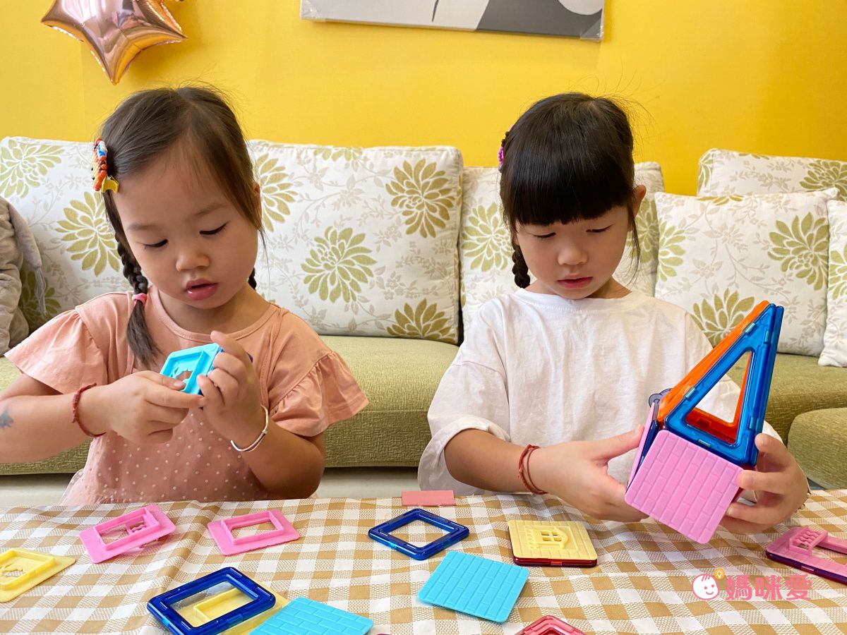 双美生活文創 - 5Q益智磁力片：童話公主城堡-內含14個三角形磁力片+28個正方形磁力片+4個等腰三角形+18個窗台配件+1本造型教學書