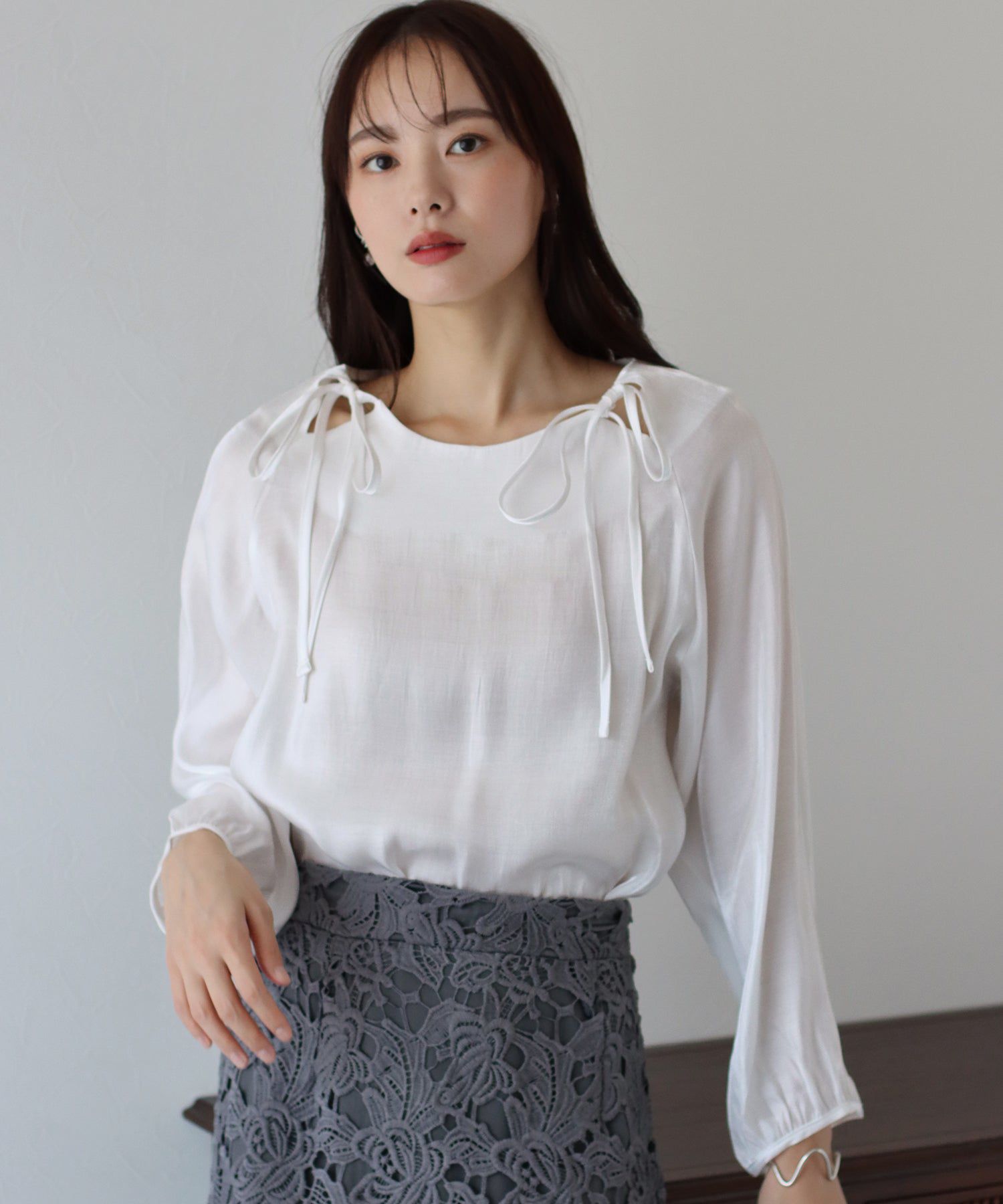 日本 BLUE EAST - 柔美前綁帶薄長袖上衣-黑