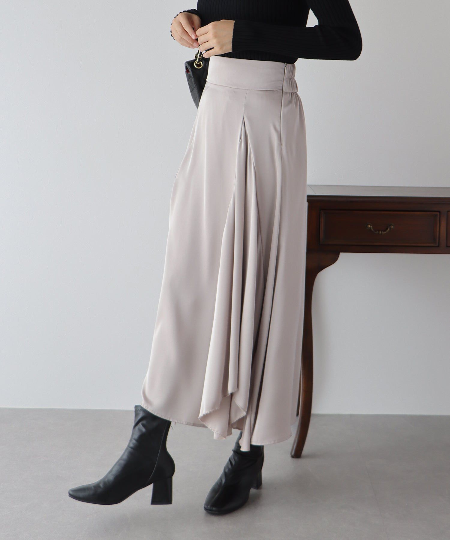 日本 BLUE EAST - 光澤不規則抓皺修身長裙-深灰