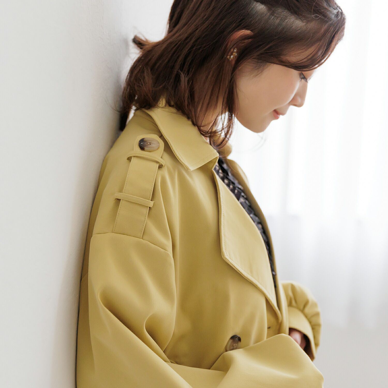 日本 ihuu - 肩緞帶騎士風短版風衣外套-淺軍綠