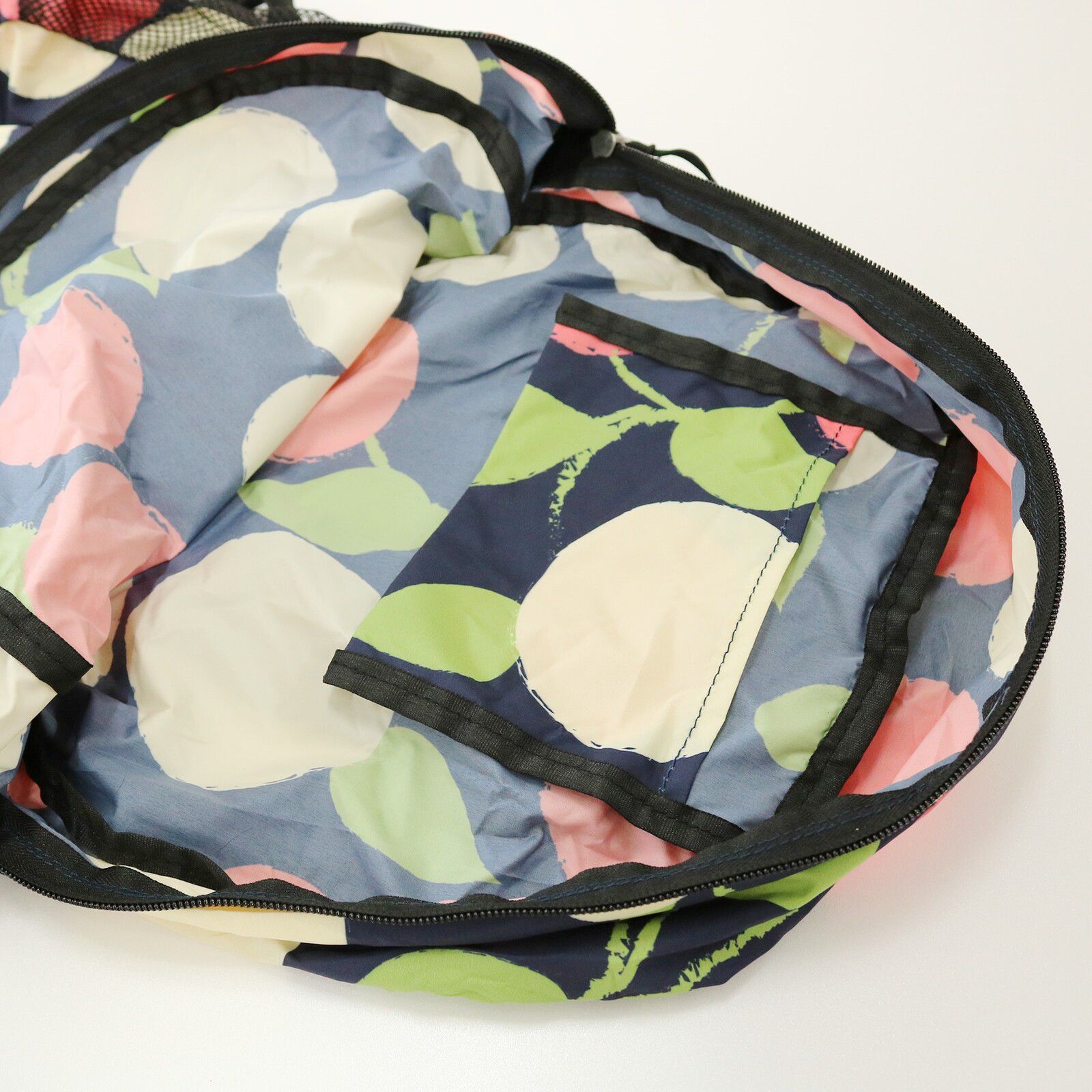 日本 nifty colors - 可收納防潑水輕量後背包-橄欖物語-黑 (41x30x15cm(18L))