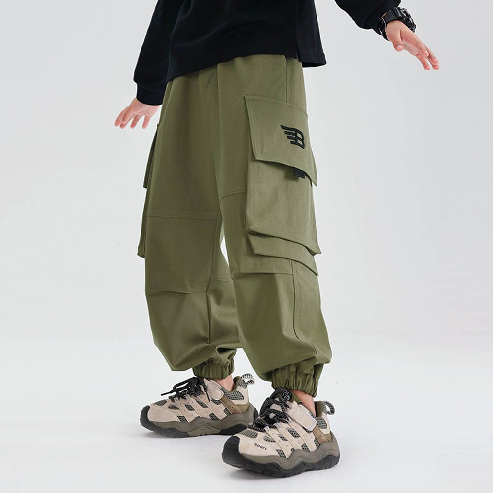 防潑水腰鬆緊休閒運動束口長褲-字母刺繡大口袋-軍綠色