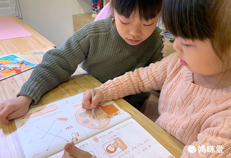 《嘎嘎的光照書》照光就能看見身體器官