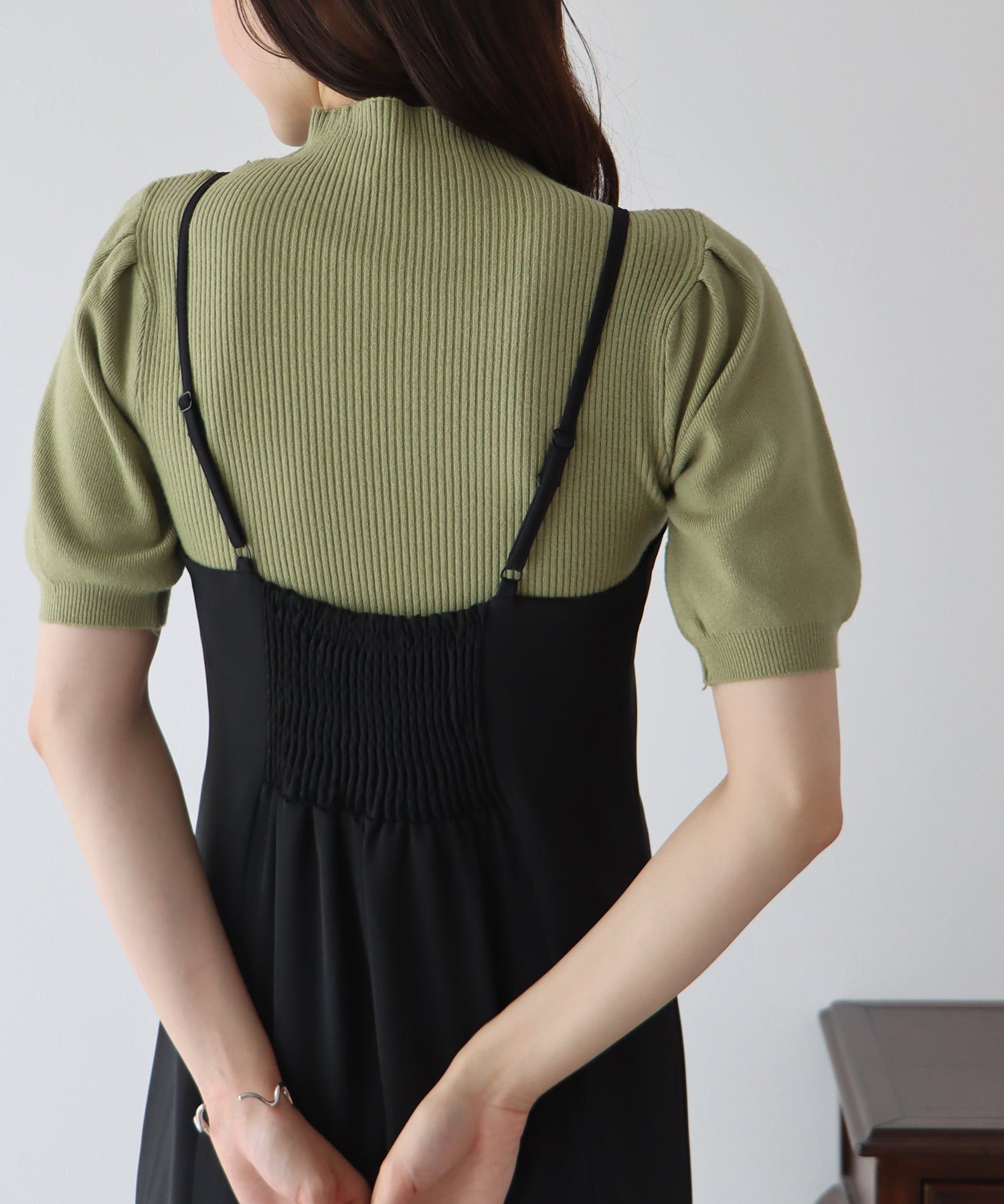 日本 BLUE EAST - 甜美彈性羅紋泡泡袖上衣-咖啡