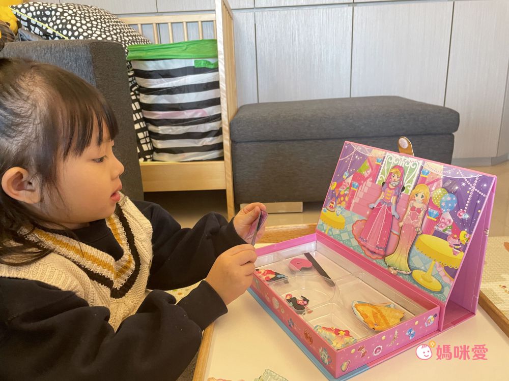 双美生活文創 - 超夢幻的公主變裝舞會  磁鐵遊戲盒-內含公主王子立體人偶4個+服裝配件磁鐵175個+夢幻換裝舞台1個