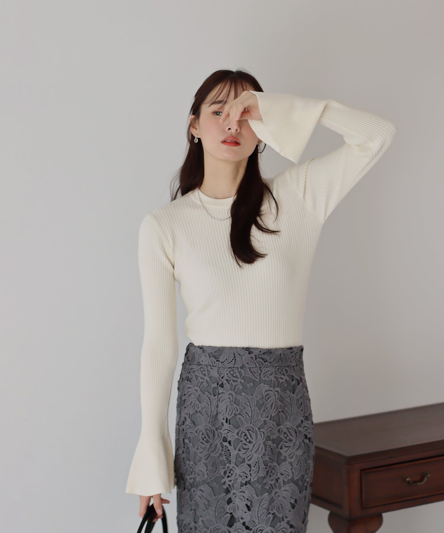 日本 BLUE EAST - 優雅喇叭袖細羅紋修身長袖上衣-藍