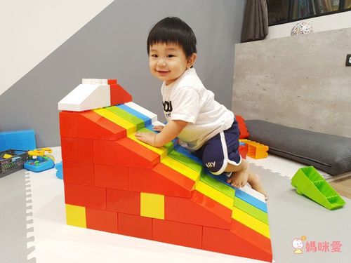 <ul>
<li><span><em>可以動的積木！</em>輕鬆拼接玩出創意</span><span>讓積木動起來！</span></li>
<li><span>美斯大型積木<em>有可拆卸專利輪子</em>，動靜態玩法一次擁有，不用擔心因為體積較大會佔據空間，因為可以組裝成書架、櫃子，反而成為收納工具呢！</span></li>
<li><span><em>放大版的積木好拿好玩好拼接</em>，最適合動手玩創意，歡樂加倍放大！<br /></span></li>
</ul>