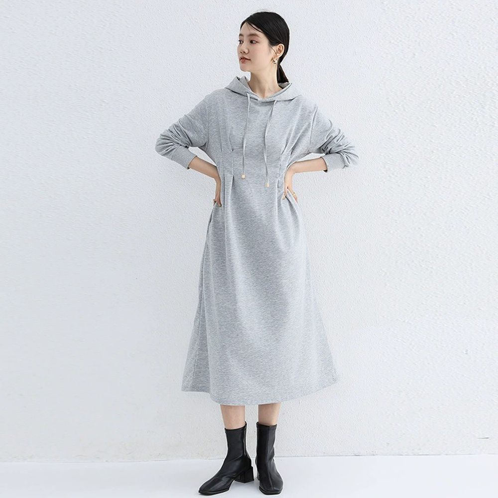 休閒感抓褶修身剪裁長袖連帽洋裝-淺灰