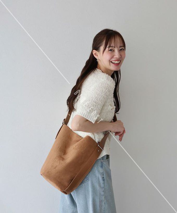 日本 BLUE EAST - 率性麂皮感大容量水桶造型側背包-淺卡其