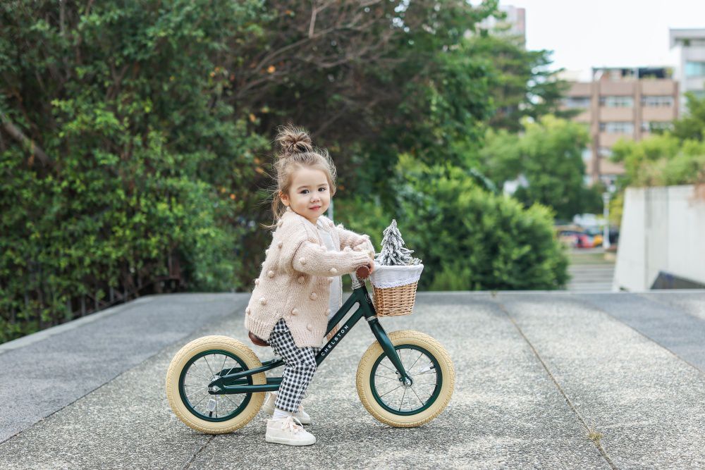 Chelston bikes - Mini Dutch 復古滑步車-夜幕黑(消光)-滑步車 x 1 , 手工編織竹籃 x 1 , 麻料內襯  x 1 , 3 歲以下專用ABS氣嘴蓋 x 1