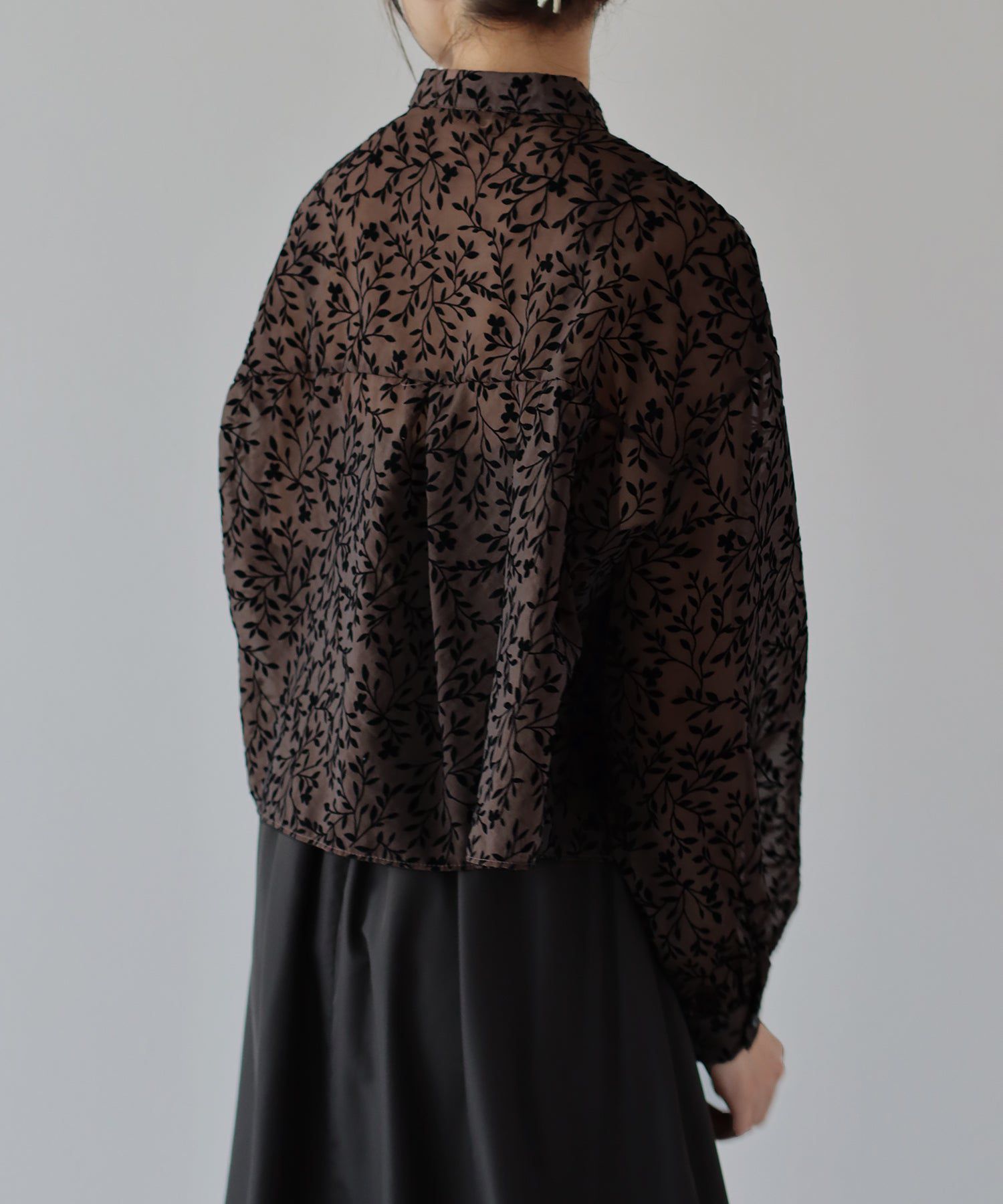 日本 BLUE EAST - 優雅透感植物紋長袖襯衫-黑