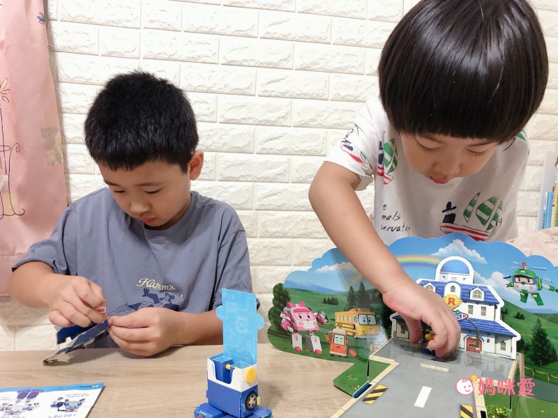 韓國最夯【韓國 ROI BOOKS】閃亮換裝寶石貼、公主彩妝遊戲書