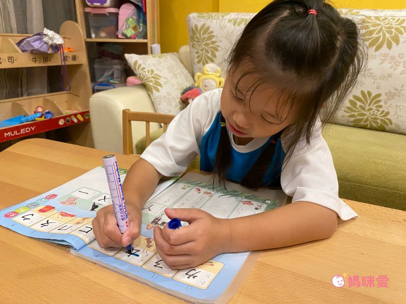 獨家！重複撕貼不傷牆【台灣 kidzcrayon】創意透光描圖貼紙