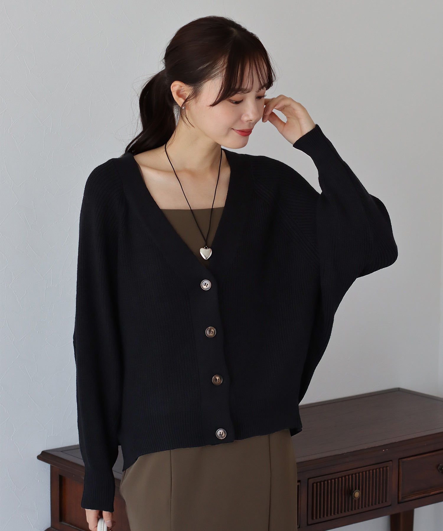 日本 BLUE EAST - 百搭V領彈性針織外套-米杏