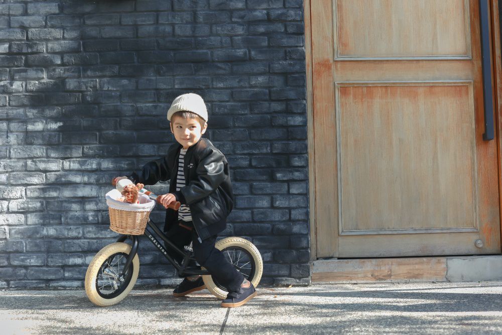 Chelston bikes - Mini Dutch 復古滑步車-復古紅-滑步車 x 1 , 手工編織竹籃 x 1 , 麻料內襯  x 1 , 3 歲以下專用ABS氣嘴蓋 x 1