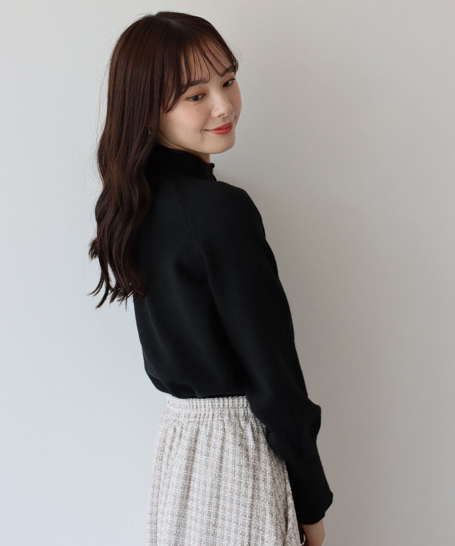 日本 BLUE EAST - 小圓金釦立領薄針織上衣-米杏