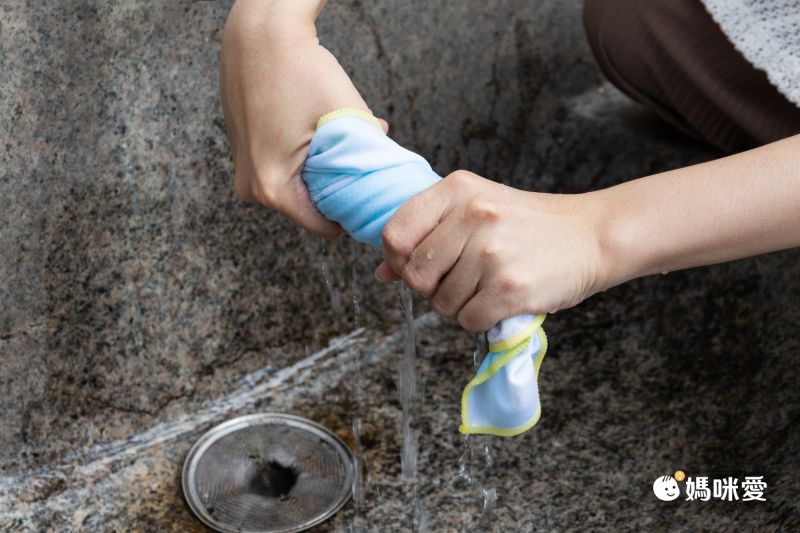 日本 LIV HEART - 抗UV水涼感巾(附收納袋)-檸檬企鵝 (30x100cm)