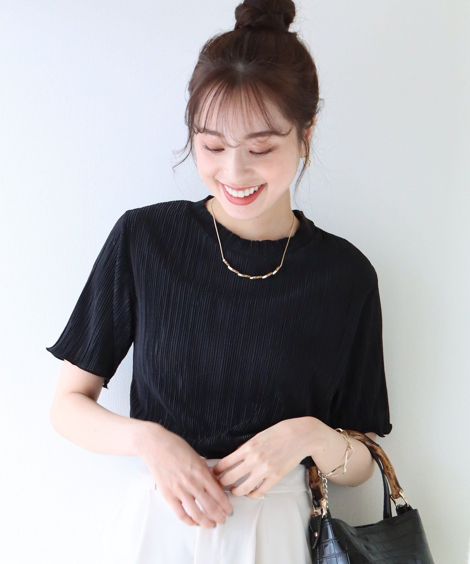 日本 BLUE EAST - 圓領貝殼紋光澤短袖上衣-卡其