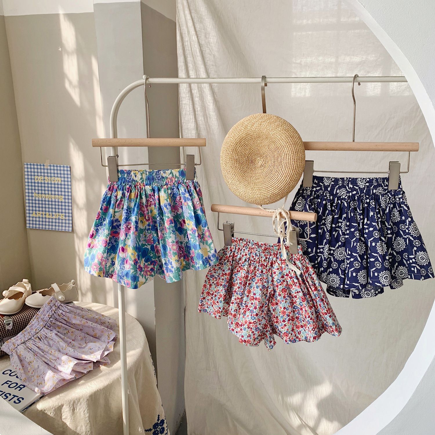 腰鬆緊小清新碎花短褲-水墨畫花-黑+白