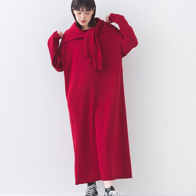 日本 OMNES - 落肩優雅柔滑嫘縈素色長袖洋裝-深灰