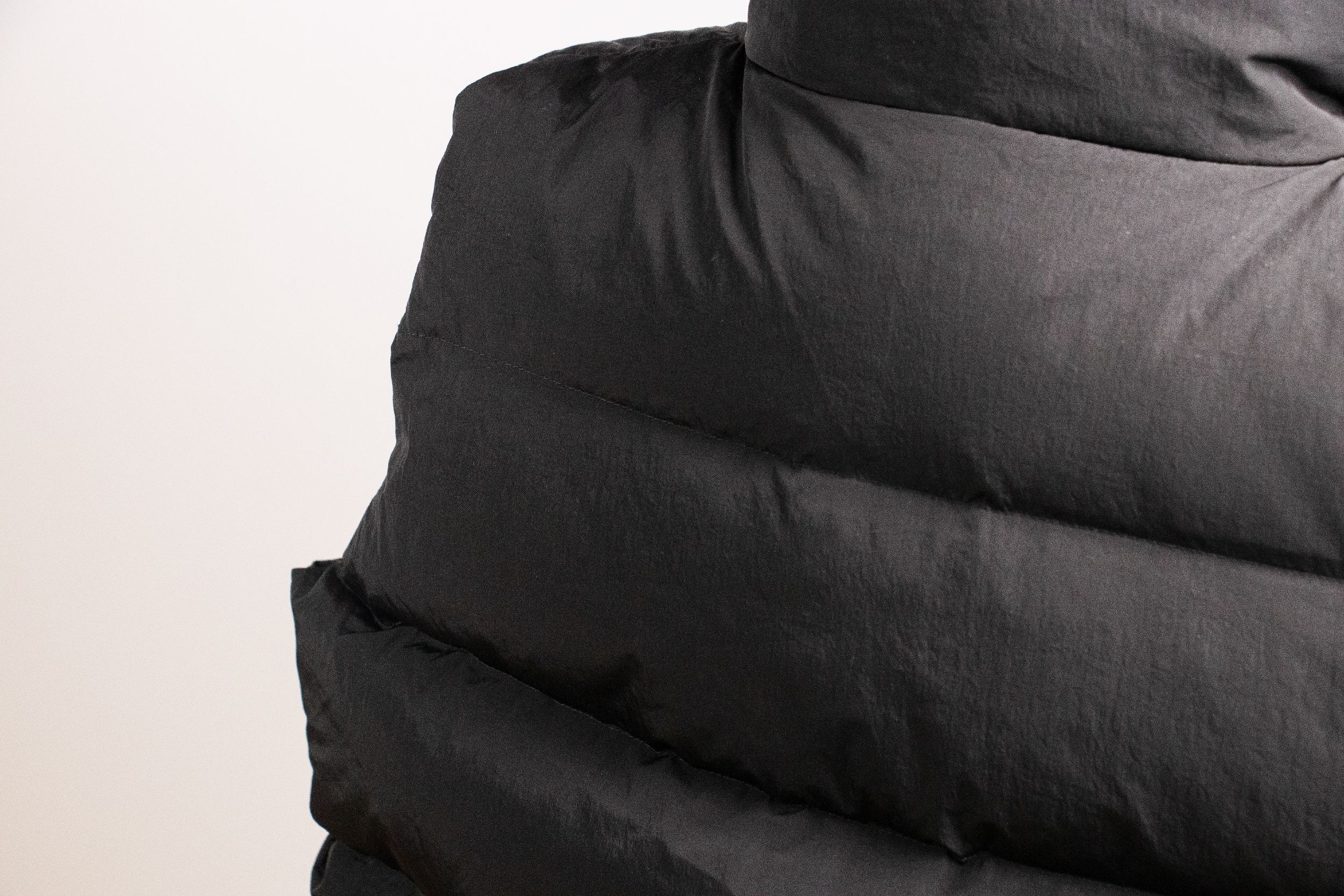 韓國 MONJELLO - (100%鴨絨)雪國來的長版羽絨外套-黑