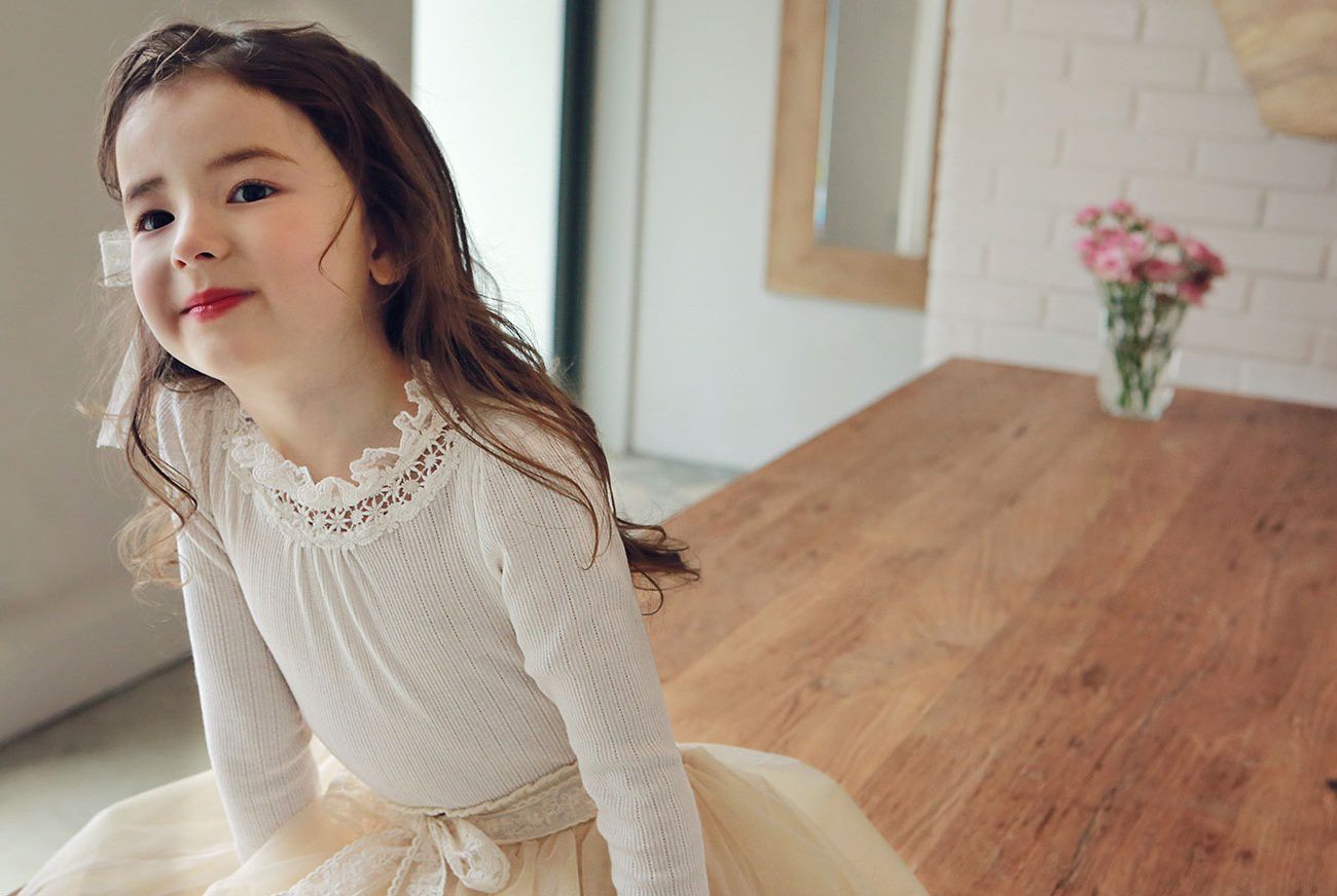 韓國 PuellaFLO - 鏤空雕花蕾絲領針織薄上衣-象牙白