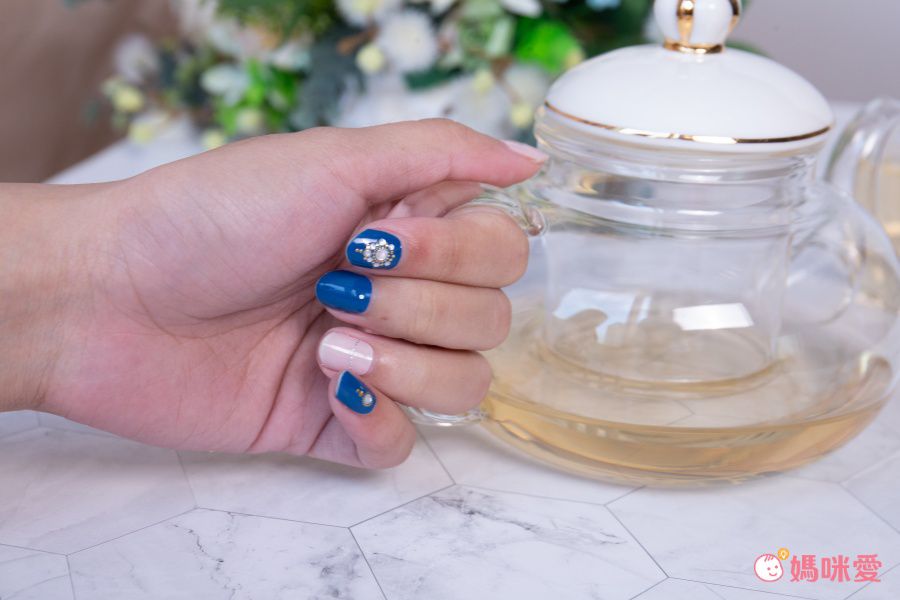 韓國 Glossy Blossom - 美甲貼-藍粉水鑽-一張20貼+美甲貼磨甲棒