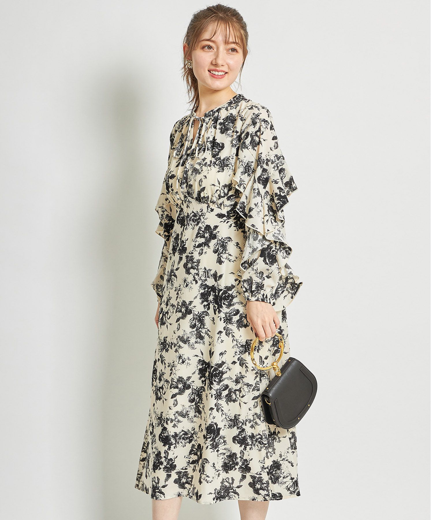 日本 tocco-closet - 優雅花朵波浪袖洋裝-粉膚杏