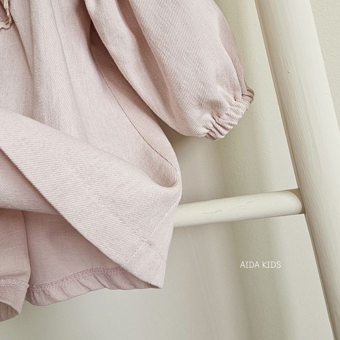 韓國 AIDA - 雕花荷葉領長袖連身洋裝-粉