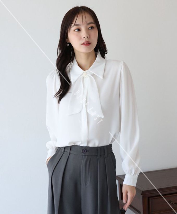 日本 BLUE EAST - 華美珍珠墜飾蝴蝶結緞面長袖襯衫-粉紅 (M)