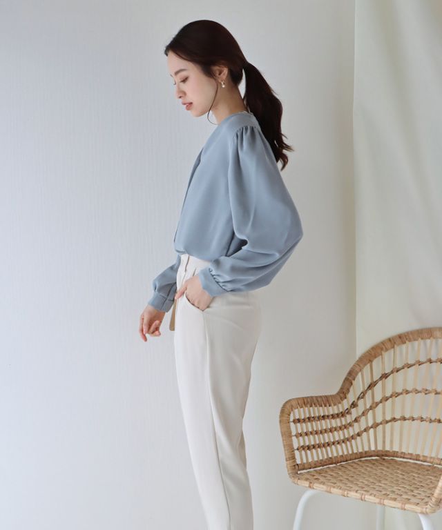 日本 BLUE EAST - 柔美光澤V領長袖襯衫-奶油白