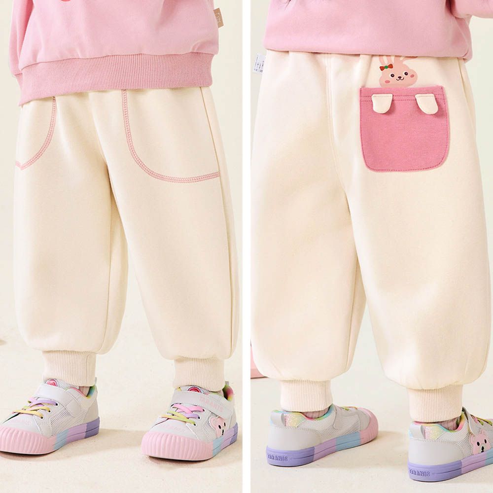 腰鬆緊運動休閒長褲-後立體拼色口袋-米杏色