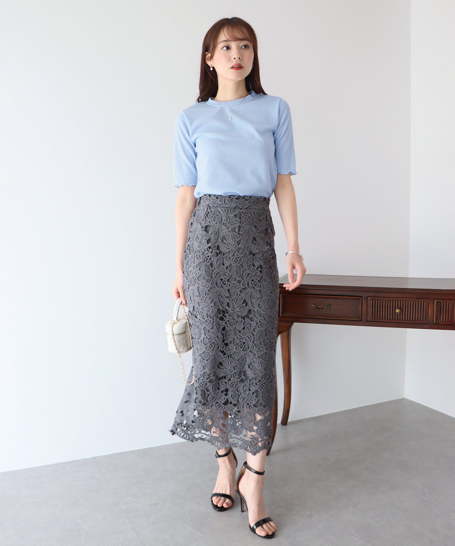 日本 BLUE EAST - 圓領彈性捲邊五分袖上衣-米杏