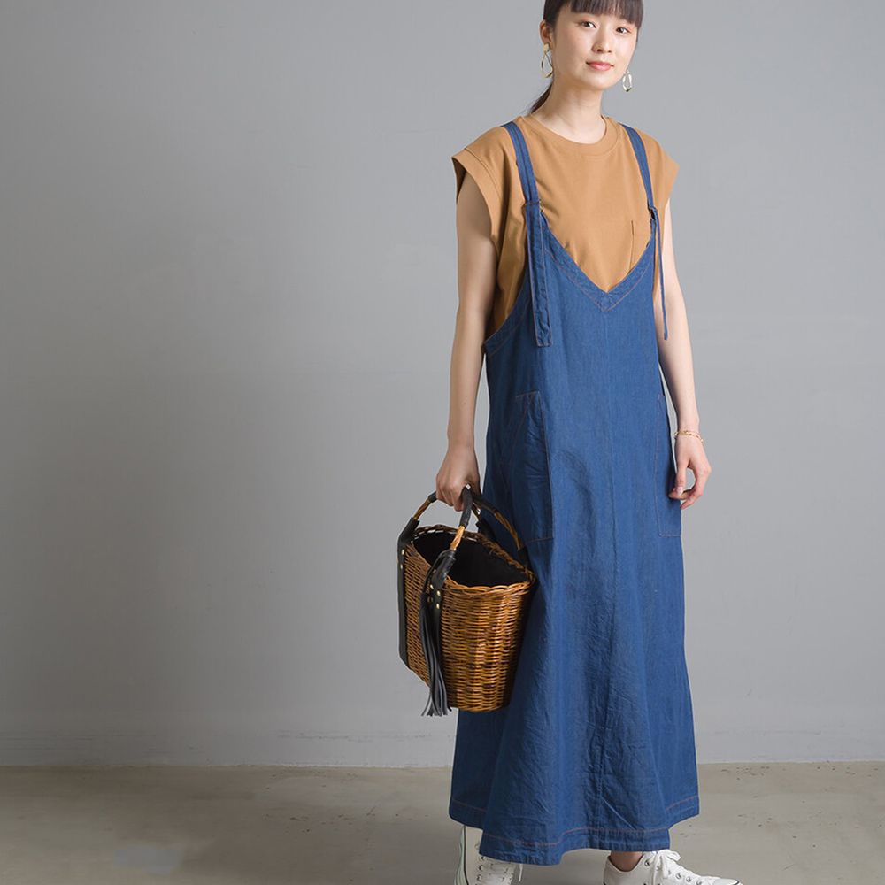 日本 OMNES - V 領輕量丹寧吊帶裙-深藍 (Free size)