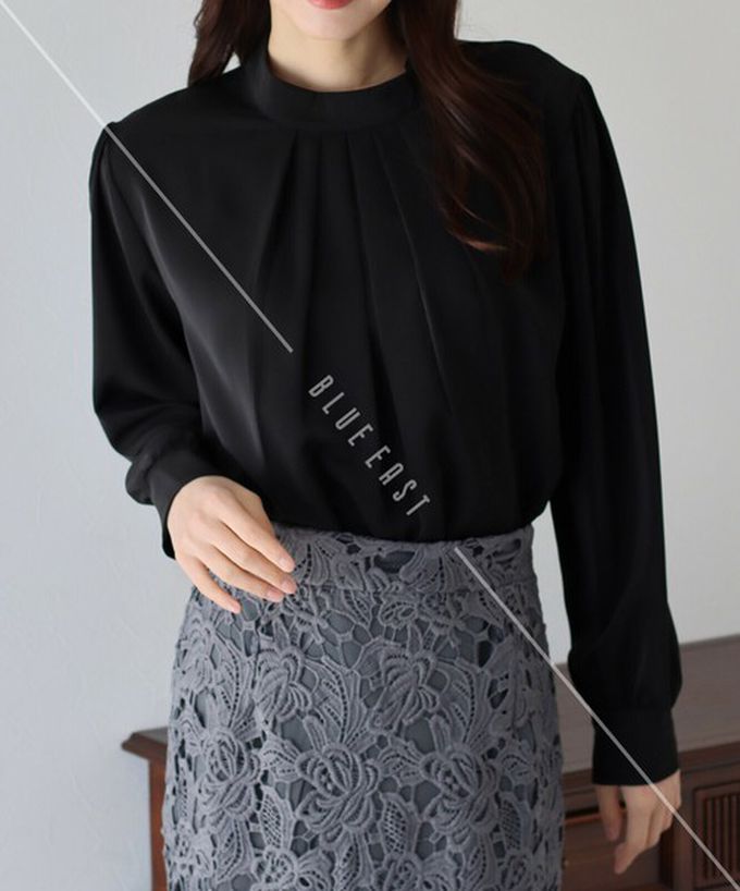 日本 BLUE EAST - 優雅摺線都會感小立領長袖上衣-水藍