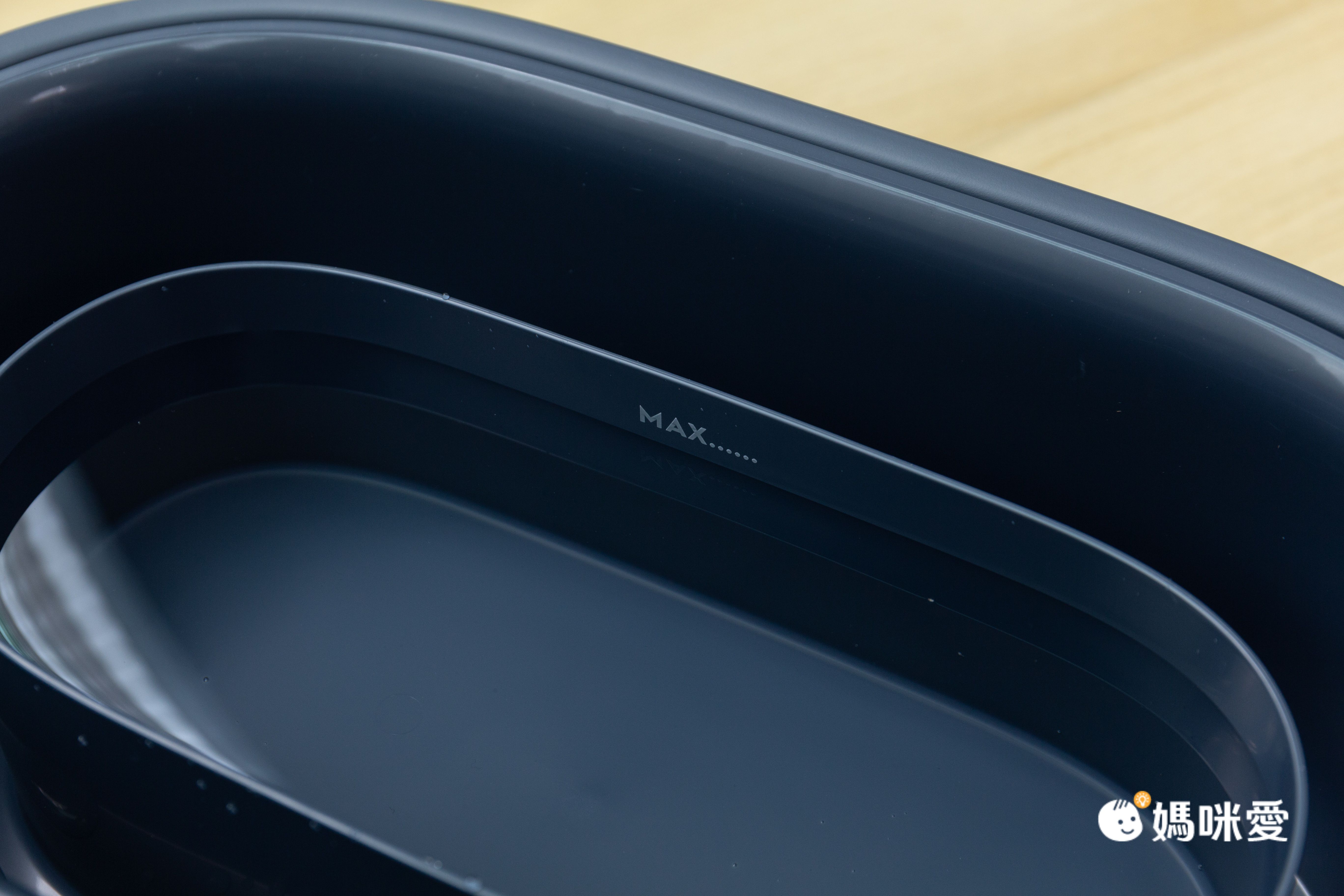 乾濕兩用、超強吸力【Electrolux 伊萊克斯】直立濕拖吸塵器