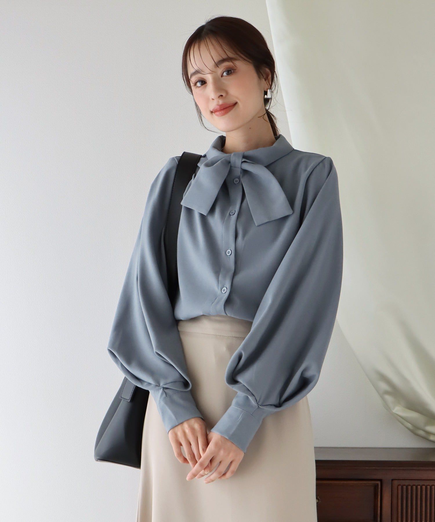 日本 BLUE EAST - 柔美扭結氣球長袖襯衫-黑