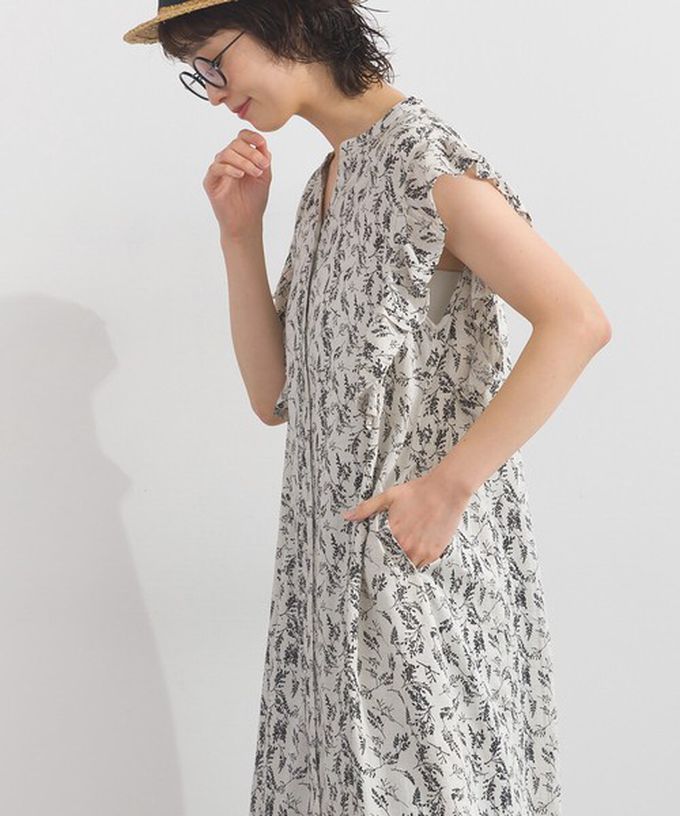 日本 Lupilien - 嫘縈混紡開襟柔軟荷葉短袖洋裝-黑白花草