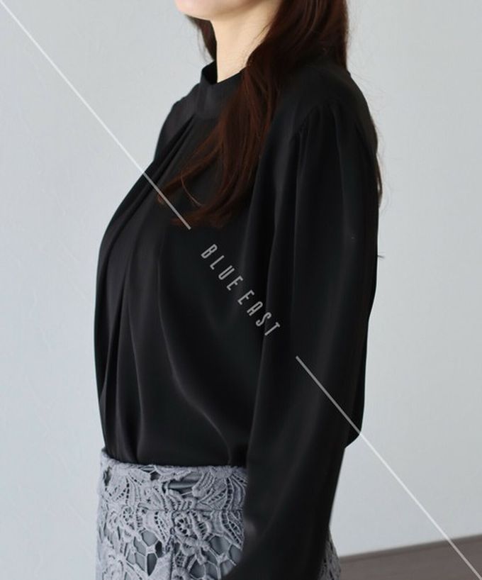 日本 BLUE EAST - 優雅摺線都會感小立領長袖上衣-水藍
