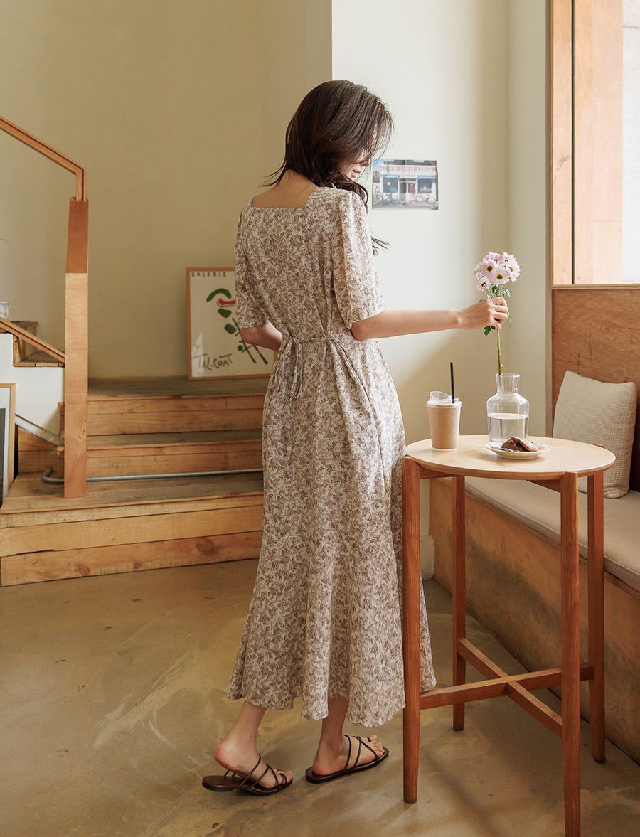 韓國 Urbantheroom - ㄩ字領收腰綁帶拼接洋裝-白底碎花 (Free)